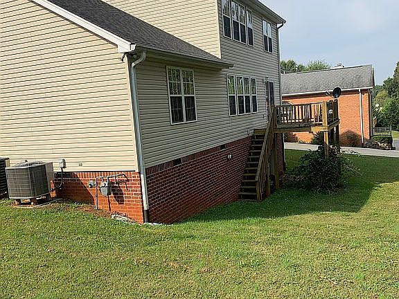 5th image of 592 Windrowe Dr