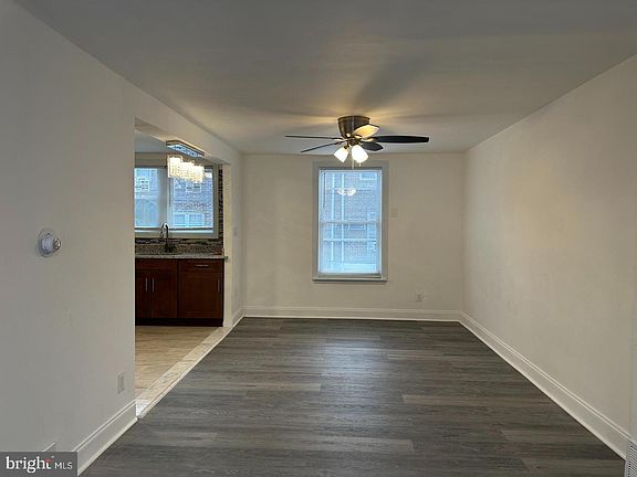 5th image of 632 E Carver St