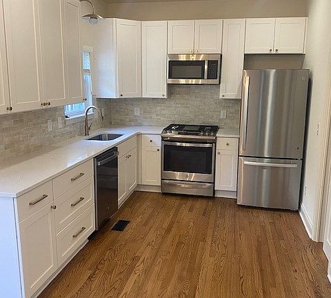 4th image of 2437 Laburnum Ave