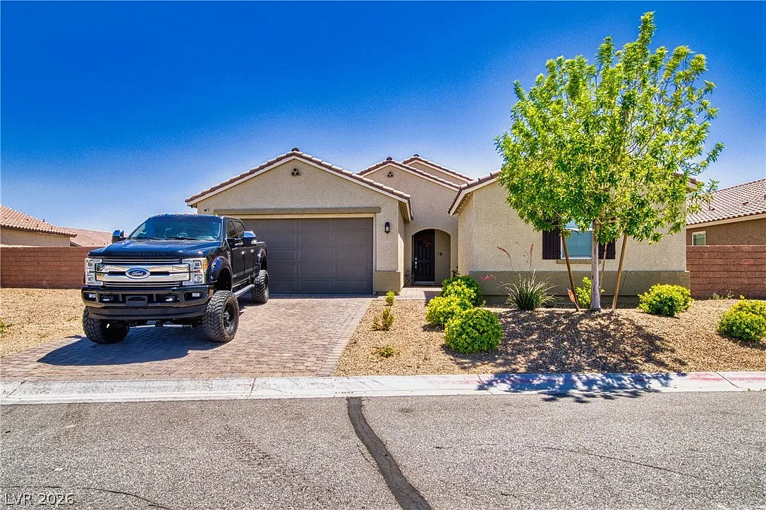 3 bed, 3.0 bath, 2317 sqft, $2,700 — Photo 1