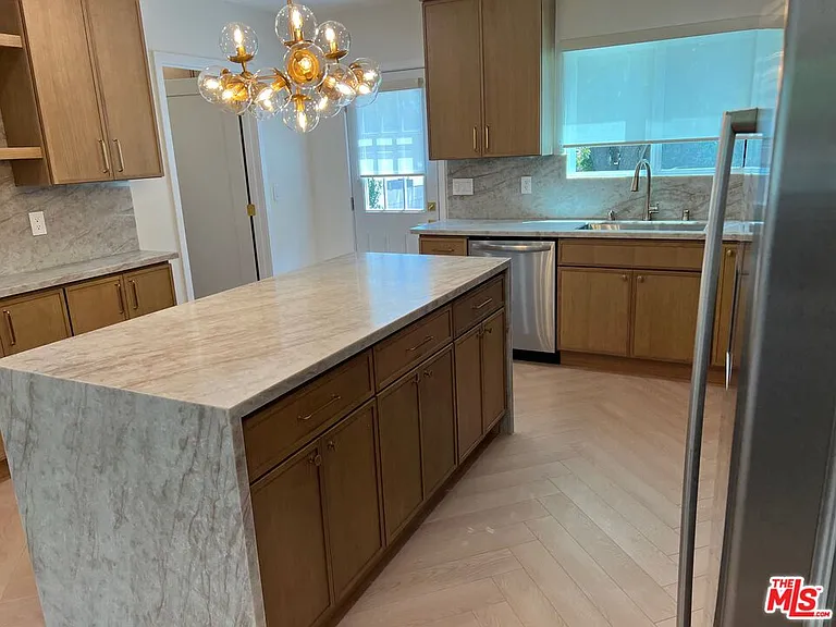 13338 Magnolia Blvd — Photo 19