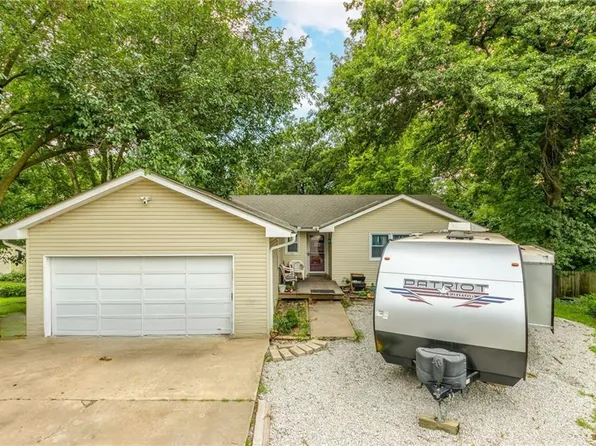 4 Maple Cir, Smithville, MO 64089