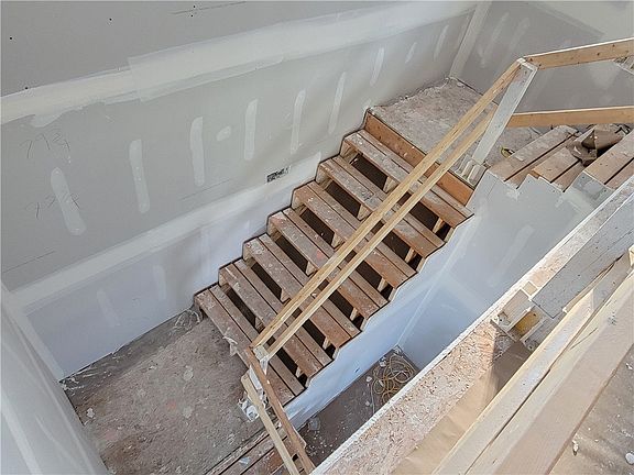 5th image of 16029 Oakwood Dr