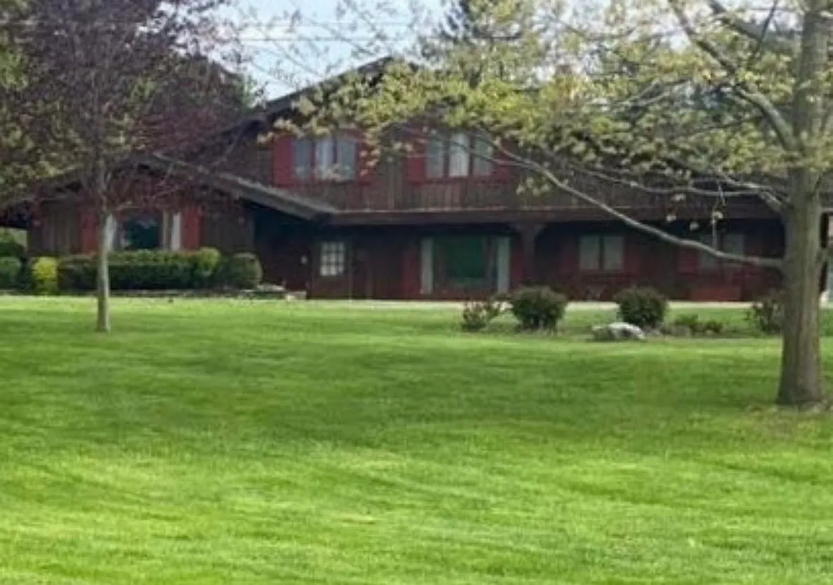 4 bed, 2.5 bath, 3100 sqft, $3,400 — Photo 2