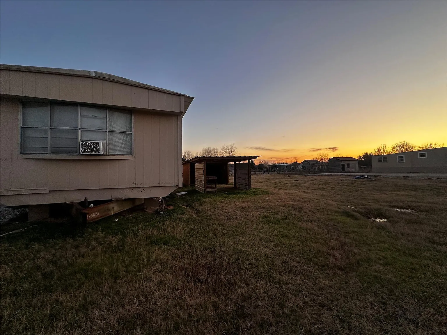 3 bed, 2.0 bath, 1064 sqft, $1,100 — Photo 2