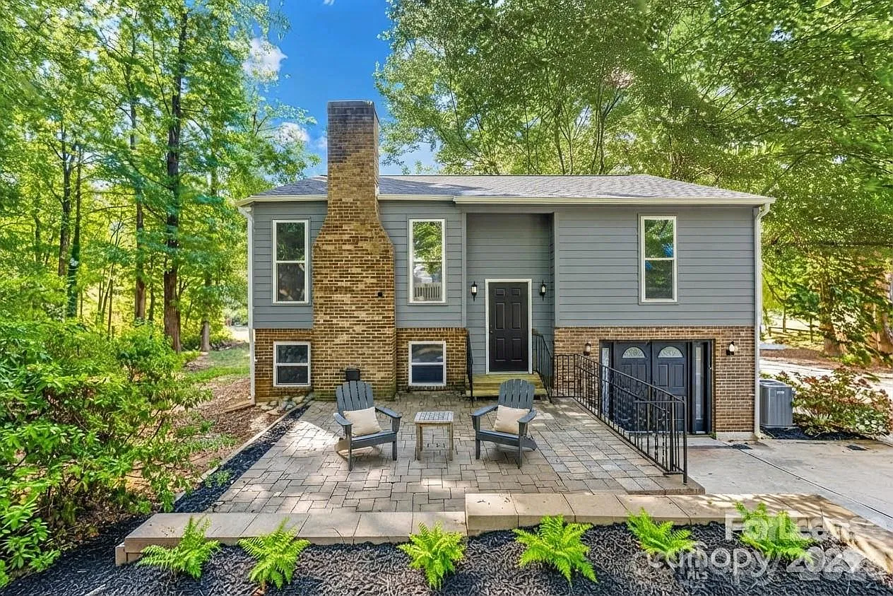 3 bed, 2.5 bath, 1826 sqft, $2,400 — Photo 1