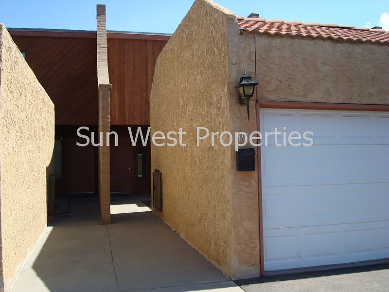 1st image of 1076 E Navajo St