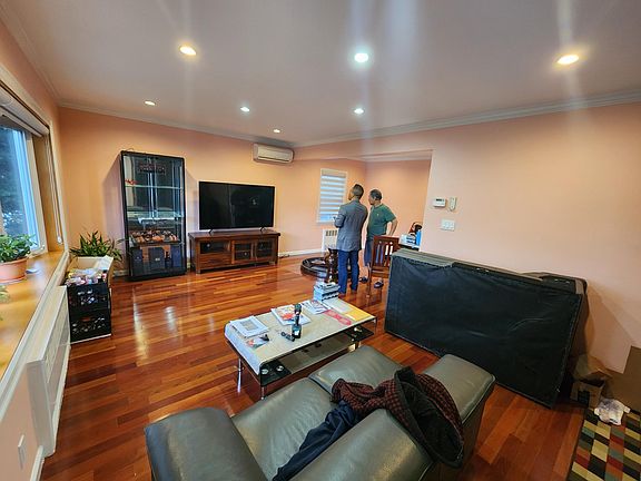 3rd image of 6915 165th St Floor 1