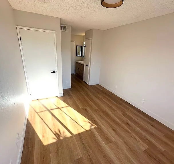918 W College St #410 — Photo 7