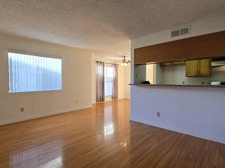 1049 Linden Ave #7 — Photo 2