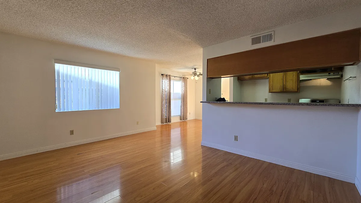 Building Photo - 1049 Linden Ave #7