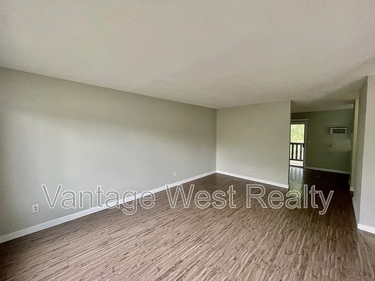 404 Hein Rd — Photo 10