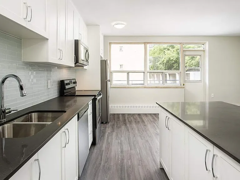 1301 Dundas St W — Photo 20