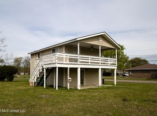 924 Washington St, Waveland, MS 39576