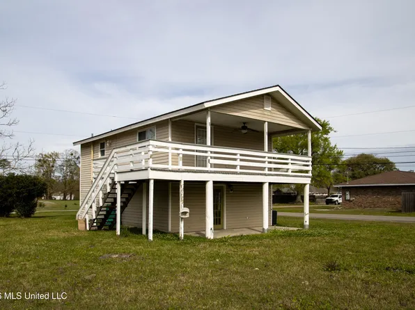 924 Washington St, Waveland, MS 39576