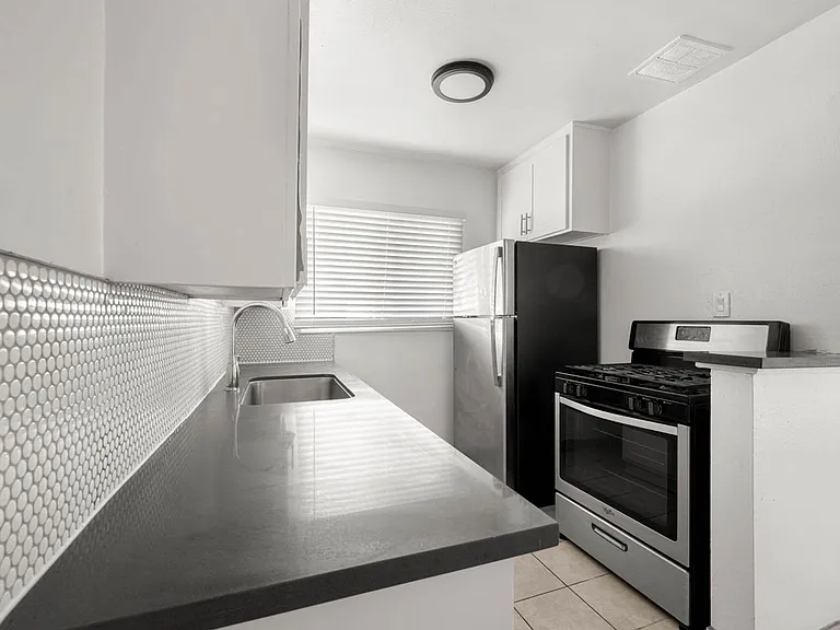 4050 Stevely Ave — Photo 11