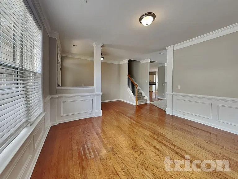 527 W Saddletree Dr — Photo 3