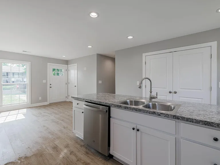 660 Fargo St — Photo 7