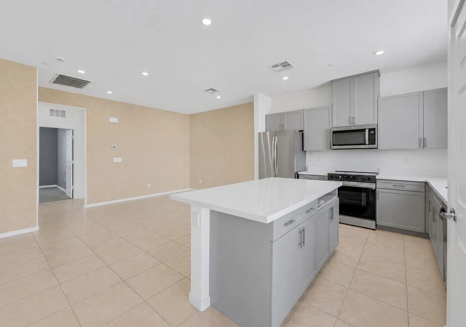 Beautifully Upgraded Home in NW — Photo 4