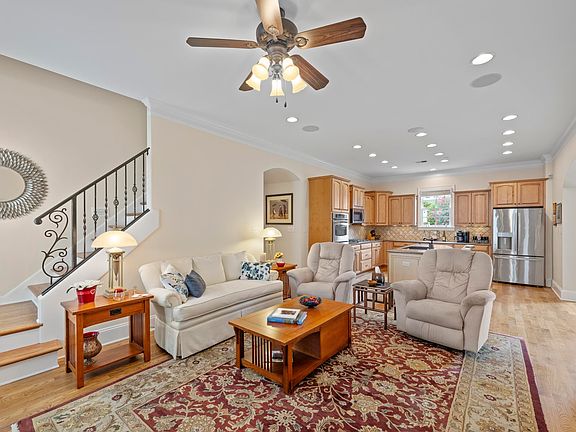 5th image of 4561 W Woodlawn Cir