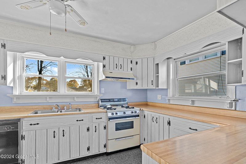 4th image of 9 Lexington Avenue