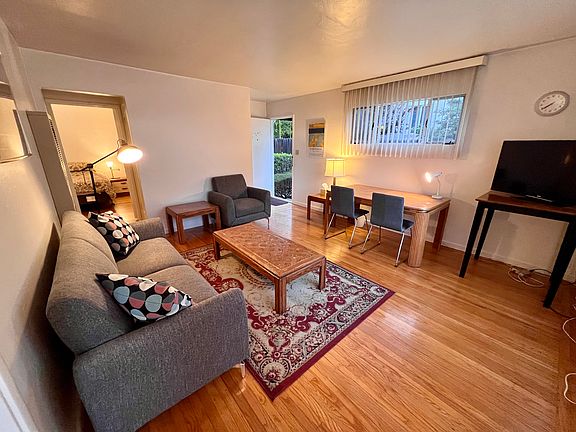 4th image of 2040 Yale St