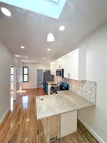 136 Frost St Photo 1