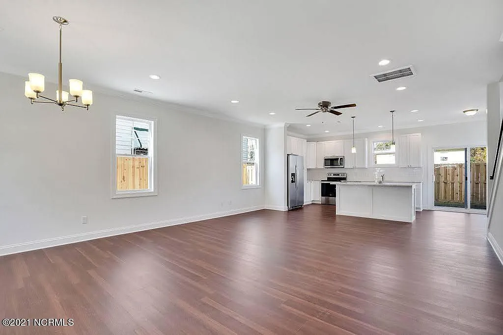 3 bed, 2.5 bath, 1500 sqft, $2,200 — Photo 3