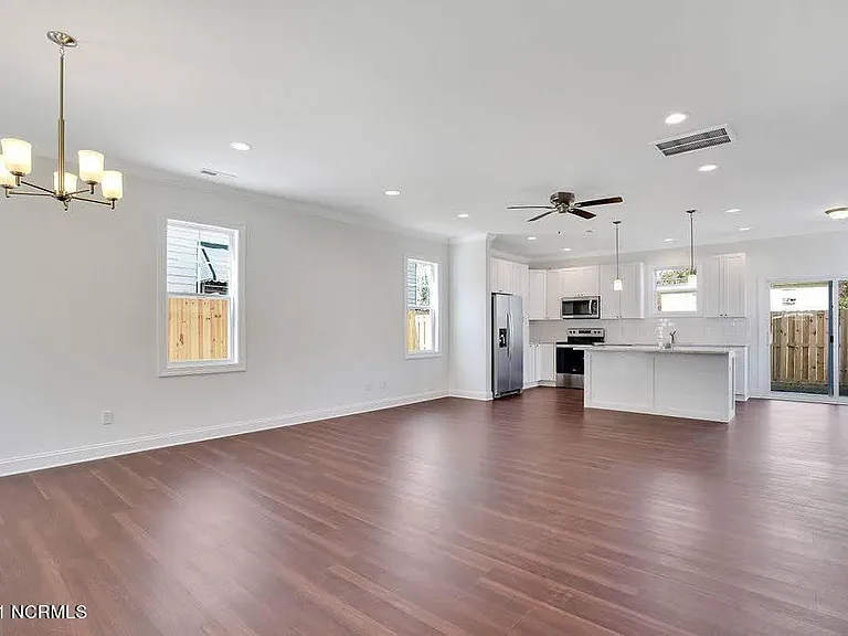 1007 Campbell St — Photo 3