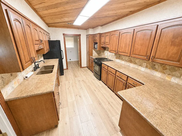 1855 Glen Cove Dr — Photo 3