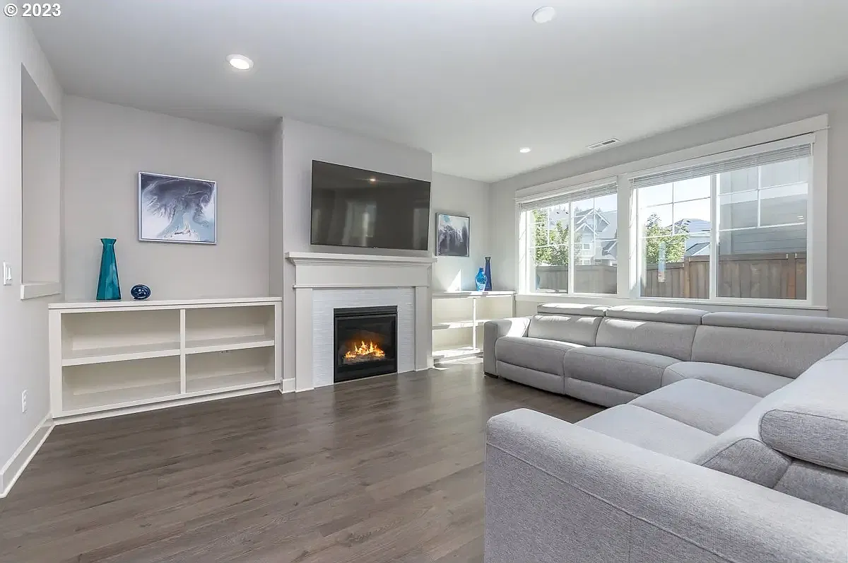 4 bed, 2.5 bath, 2333 sqft, $3,990 — Photo 2