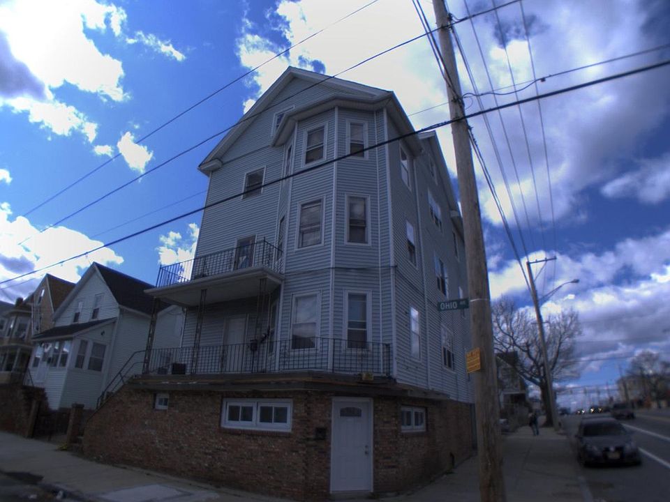 Exterior of the home, walking distance to JWU Harborside!