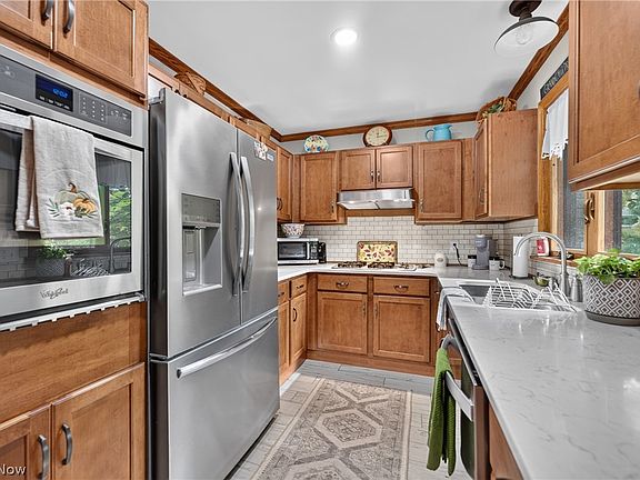 5th image of 408 E 18th St