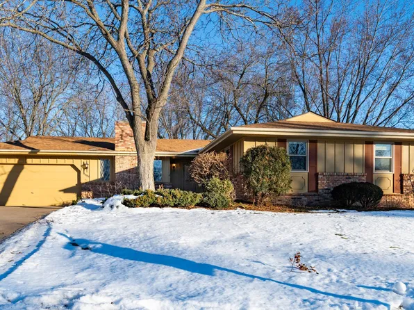 2888 Bartelmy Ln N, Maplewood, MN 55109