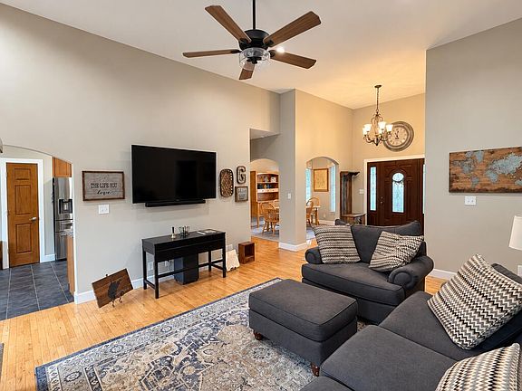 4th image of 176 Shady Lake Dr