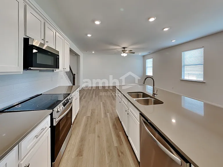1032 Highland Walk — Photo 4