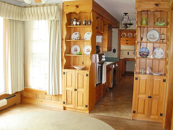 DIning Area-Built-In Cabinet