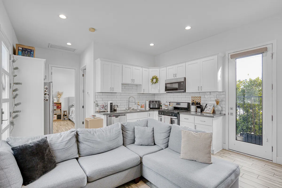 Building Photo - 7306 N Woodley Ave #2