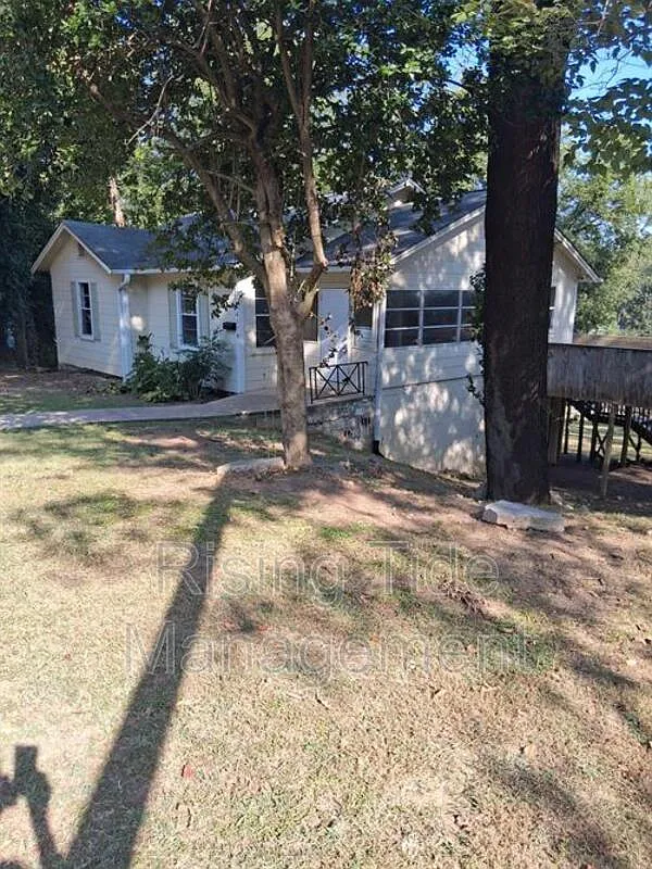3 bed, 1.0 bath, 1064 sqft, $1,100 — Photo 1