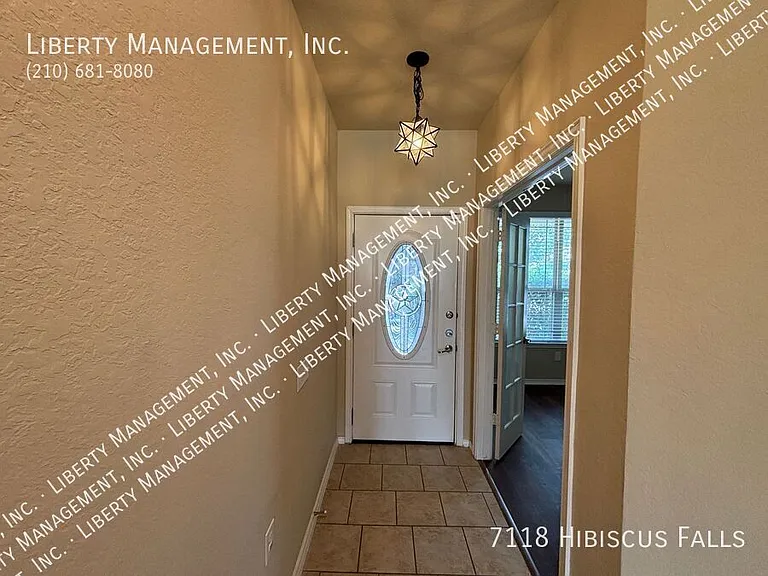 7118 Hibiscus Fls — Photo 2