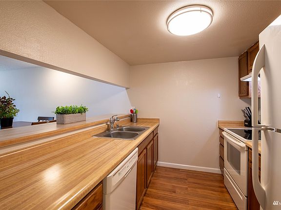 Kitchen with new White Appliances>