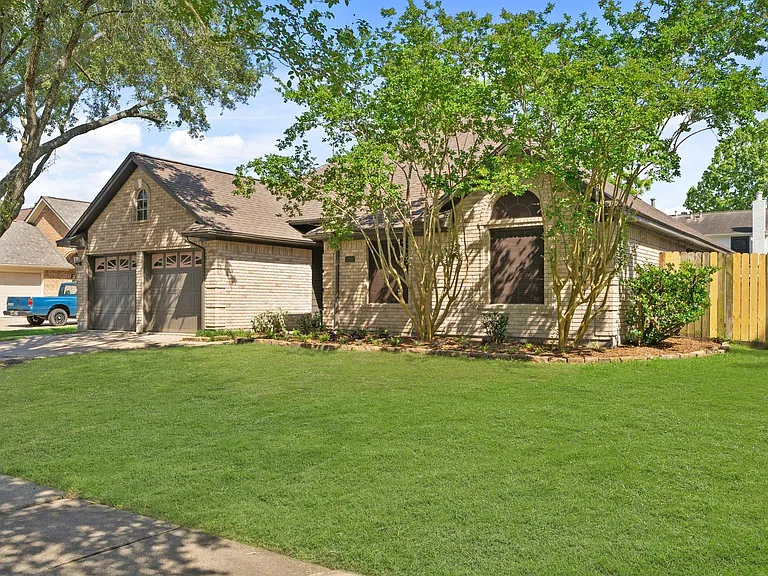 710 Lochnell Dr — Photo 3