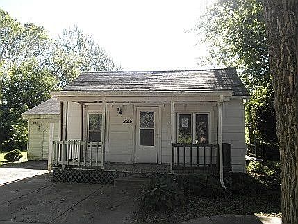 1st image of 225 Chapman St