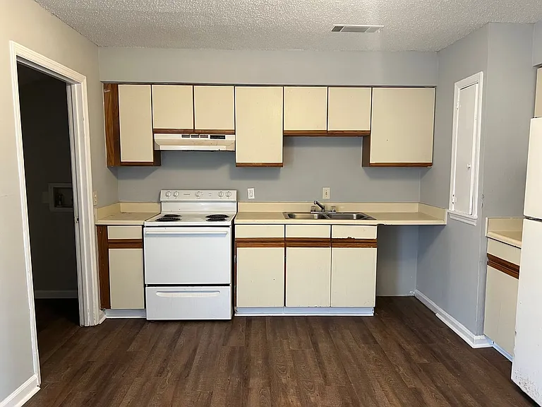 300 Carriage Ln — Photo 5