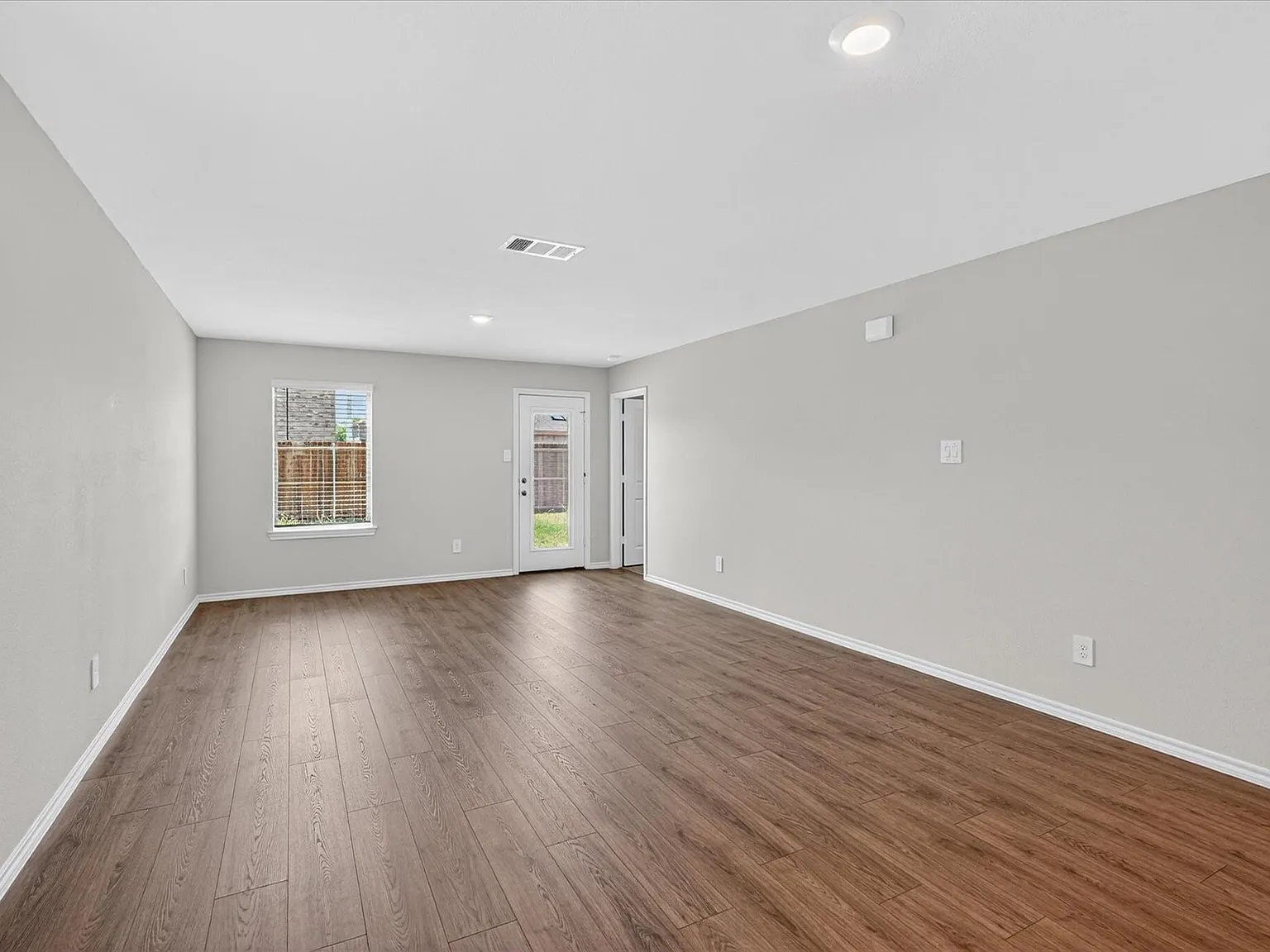 3 bed, 1334 sqft, $1,825 — Photo 2