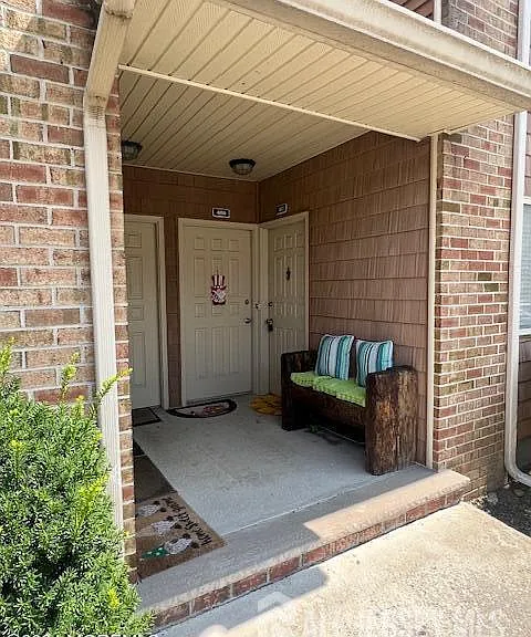 405 Cynthia Ct S — Photo 2