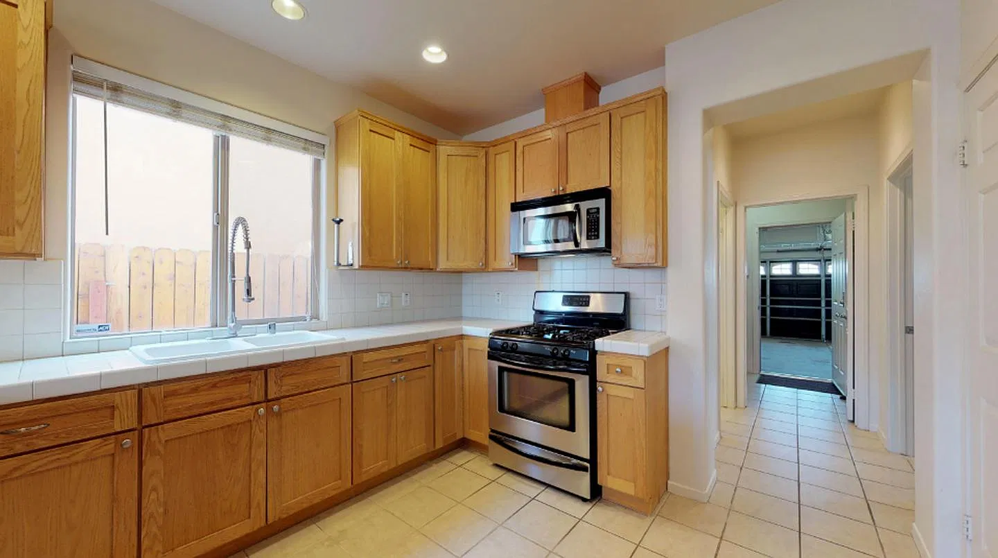 Private Bedroom in Spacious North Hollywood Home with Landscaped Pool — Photo 4