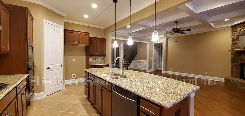 4 bed, 3.0 bath, 3400 sqft, $3,900 — Photo 4