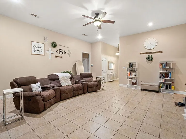 315 Veterans Ln — Photo 4