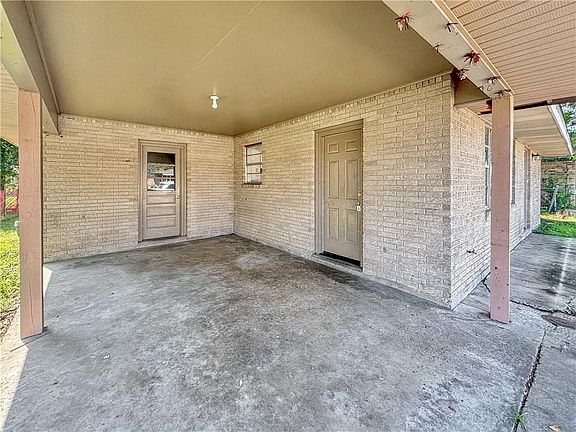 4th image of 226 Leslie St